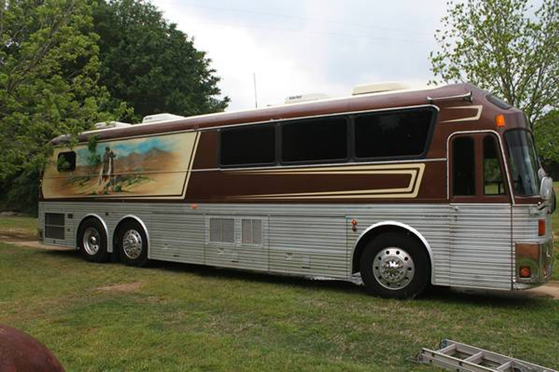 Illustration for article titled Willie Nelson's Tour Bus Might Have Just Won Craigslist